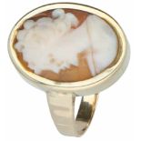 Camee ring geelgoud - 14 kt.Kleine barst in camee. Ringmaat: 17 mm. Gewicht: 2,6 gram.Cameo ring