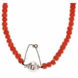 Antiek collier zilver, bloedkoraal - 835/1000.Op rood draad geregen, met veiligheidkettinkje.