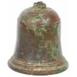 Een antieke bronzen bel, vermoedelijk Utrecht.Afm. 22,5 x 11 cm.An antique bronze bell, presumably