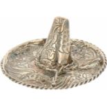 Sombrero zilver.Miniatuur voorzien van gedreven en gehamerde bloemdecoraties en opgesoldeerde