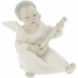 Een porseleinen beeldje van een engeltje spelend op een mandoline. Lladro, Spanje eind 20e eeuw.Afm.