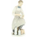 Een porseleinen sculptuur van een apotheker, gemerkt Lladro. Spanje, 20e eeuw.Mist stukje glazuur