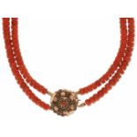 Tweerijig collier met rosegouden sluiting, bloedkoraal - 14 kt.Op rood draad geregen. Bloedkoraal