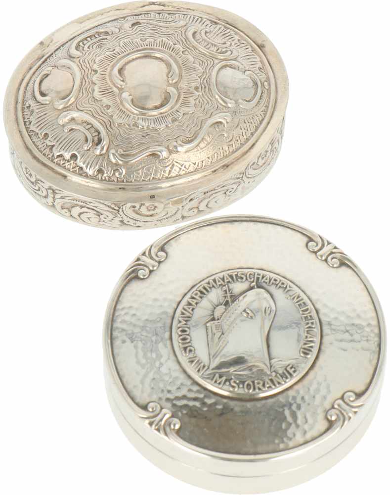 (2) Doosjes zilver.W.o. onedele M. S. Oranje stoomvaartmaatschappij. 20e eeuw, Keurtekens: ZII,