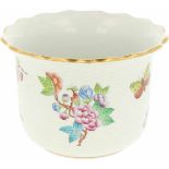 Een handbeschilderde Herend, Hongarije cachepot. Decor Queen Victoria 7303/VA. . Diam.: 15,5 x 11