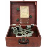 Een trommel-sextant. DDR, 1964.Vergroting 3,5. In originele houten kist. Afm. kist: 30 x 34 x 16