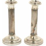 (2) delige set kandelaren zilver.Uitgevoerd als kolom met cannelures, gevuld. Nederland, 20e eeuw,