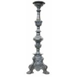 Een gietijzeren kerkkandelaar. Eind 20e eeuw.Afm. 96 cm.A blasted cast-iron church candlestick. Late