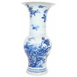 Een porseleinenen Yen Yen vaas met blauw floraal decor. China, Kangxi.Afm. 44 x 22 cm.A porcelain