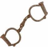 Een paar smeedijzeren handboeien. 19e eeuw.A couple of wrought iron cuffs. 19th century.