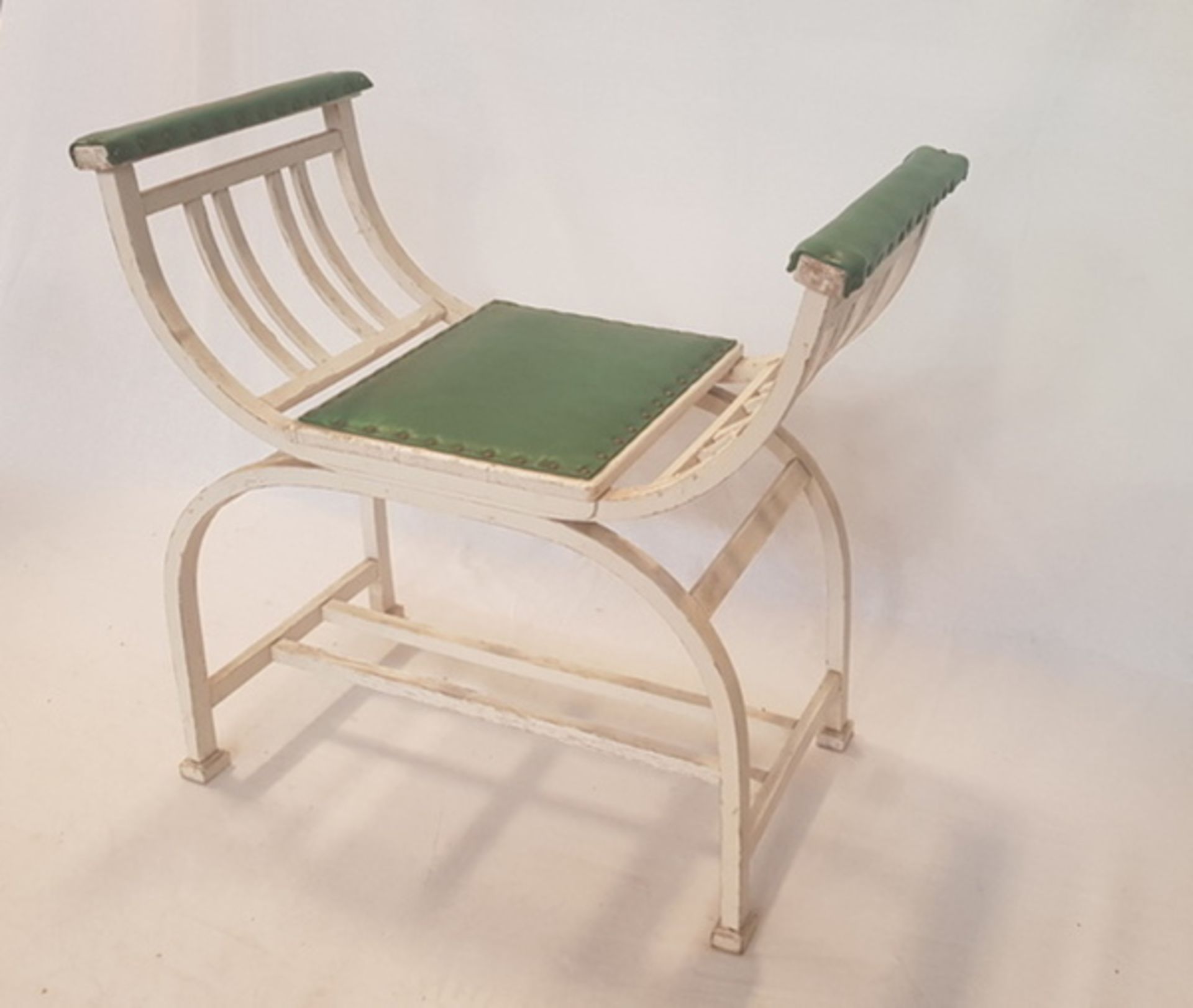 (Design) Houten stoel, zogenaamde ''Moonface'' naar antiek romeins voorbeeld, midden 20e