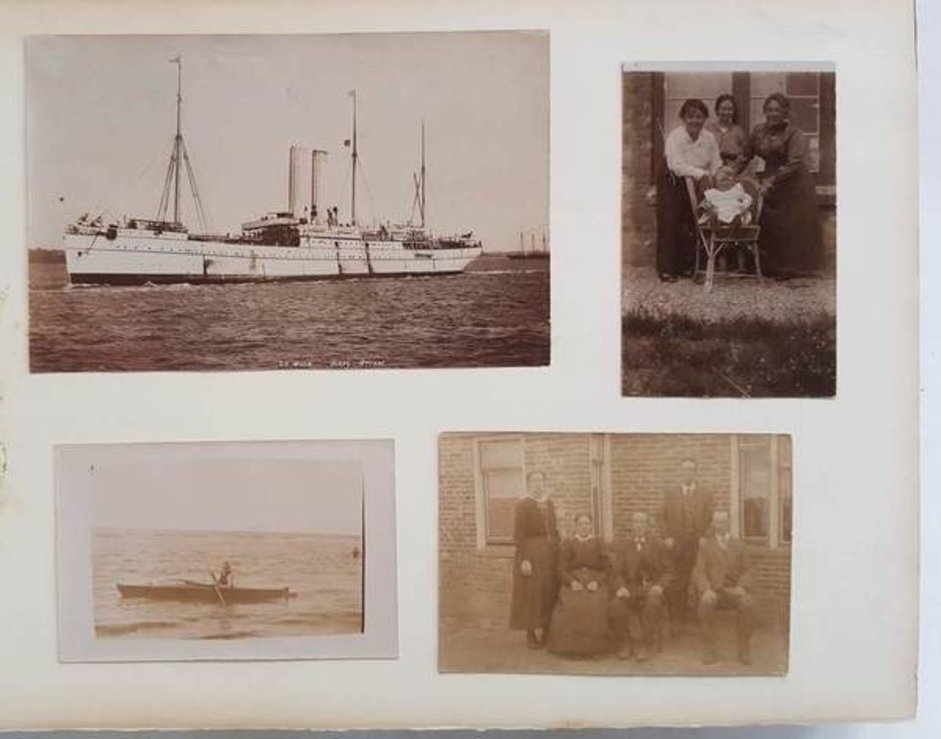 (Boeken) (Fotografie) Vroeg albumOblong zwart album, gevuld met veelal Albumine foto's van