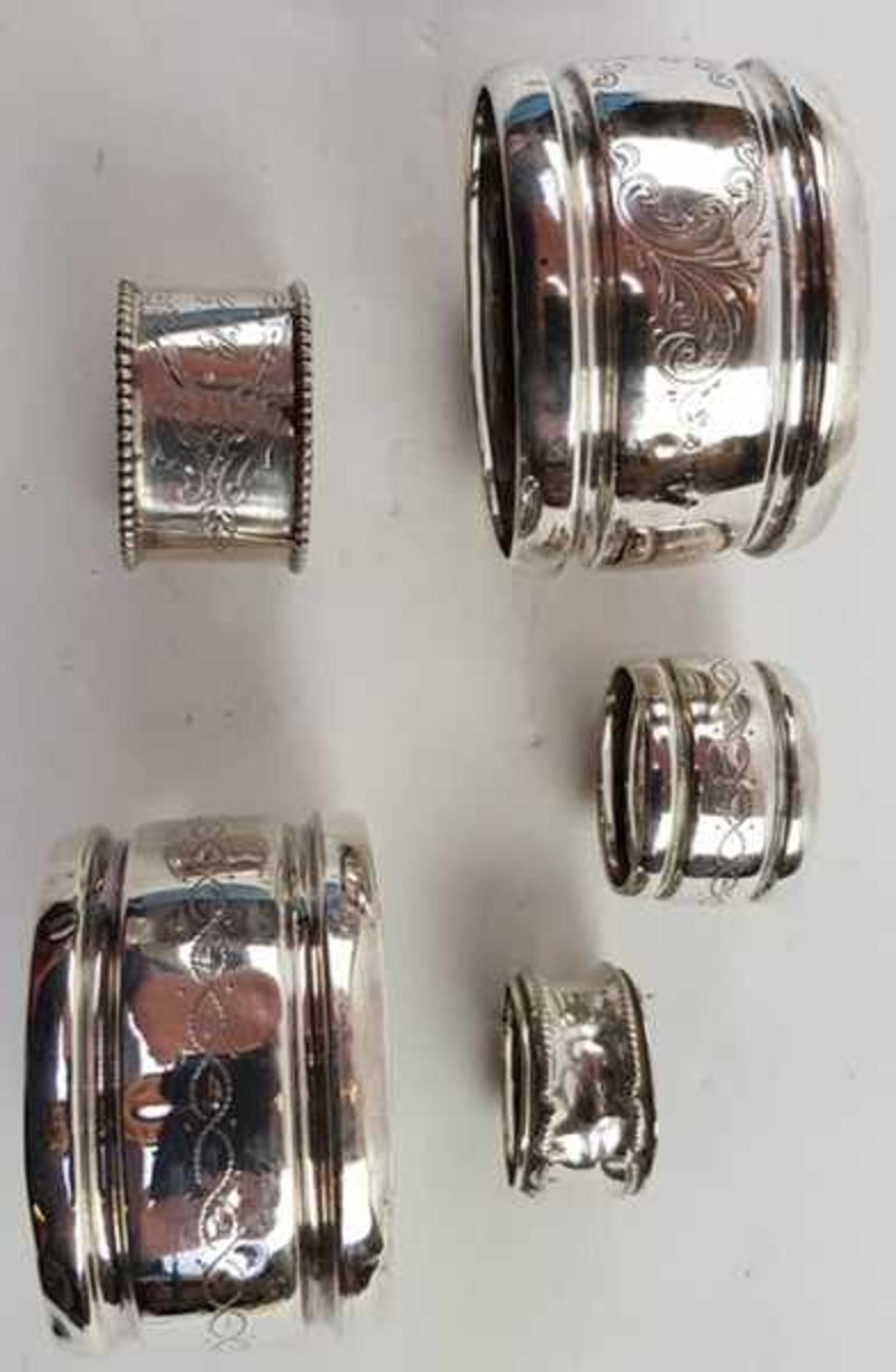 (Curiosa) Zilver, 2 servetringen + 3 vingerdoek ringen 19/ 20e eeuw.Zilver, 2 servetringen + 3 - Image 2 of 6