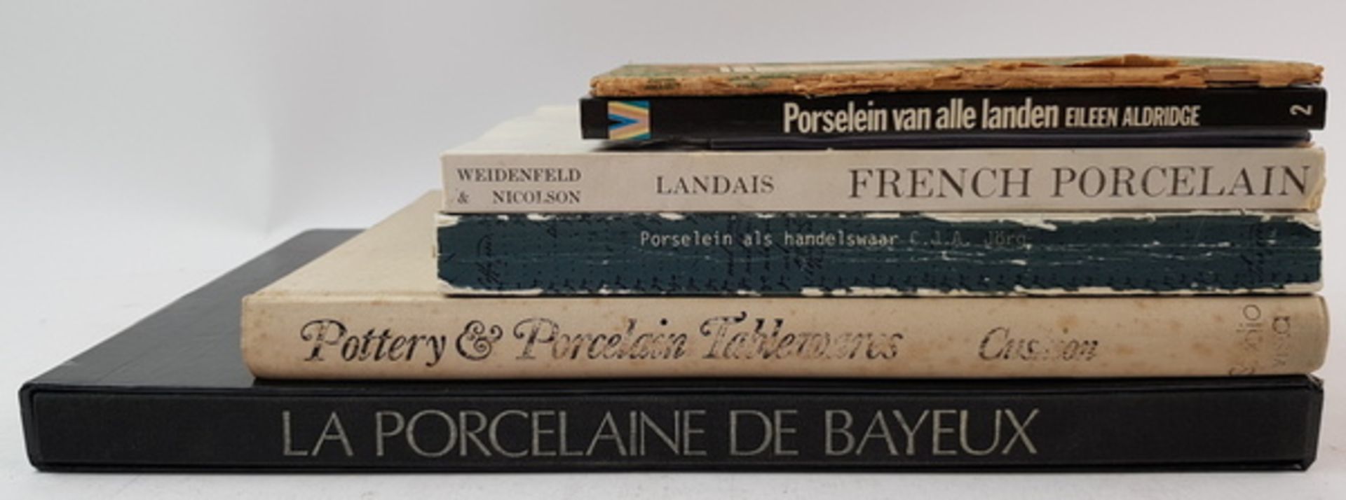 (Boeken) (Kunst) Een lot over porseleinEen divers lot boeken over porselein, waaronder C. J. A. Jorg