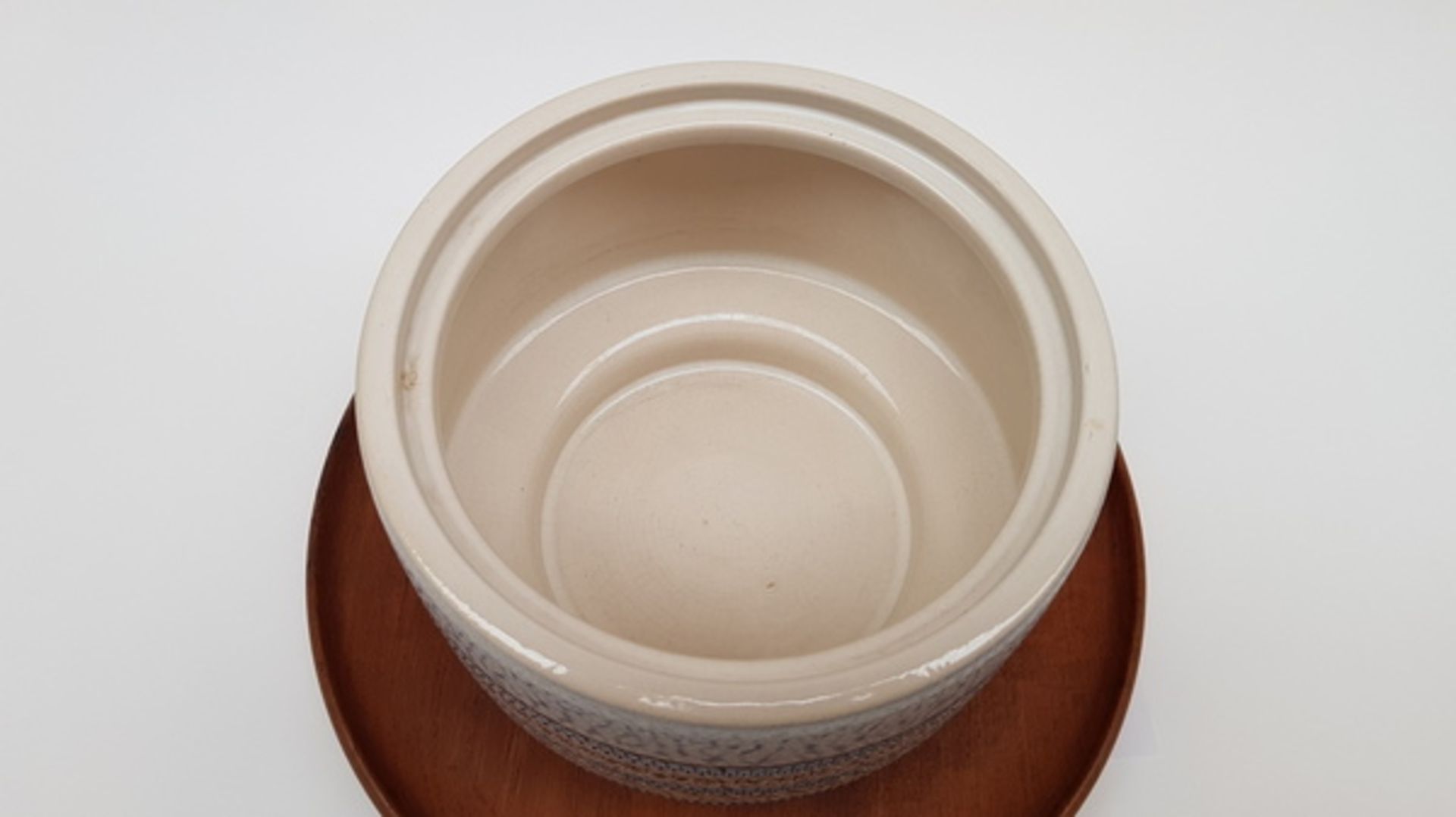 (Design) Steengoed bowl pot op teakhouten dienblad en houten deksel, Noorwegen jaren 60Steengoed - Bild 4 aus 8