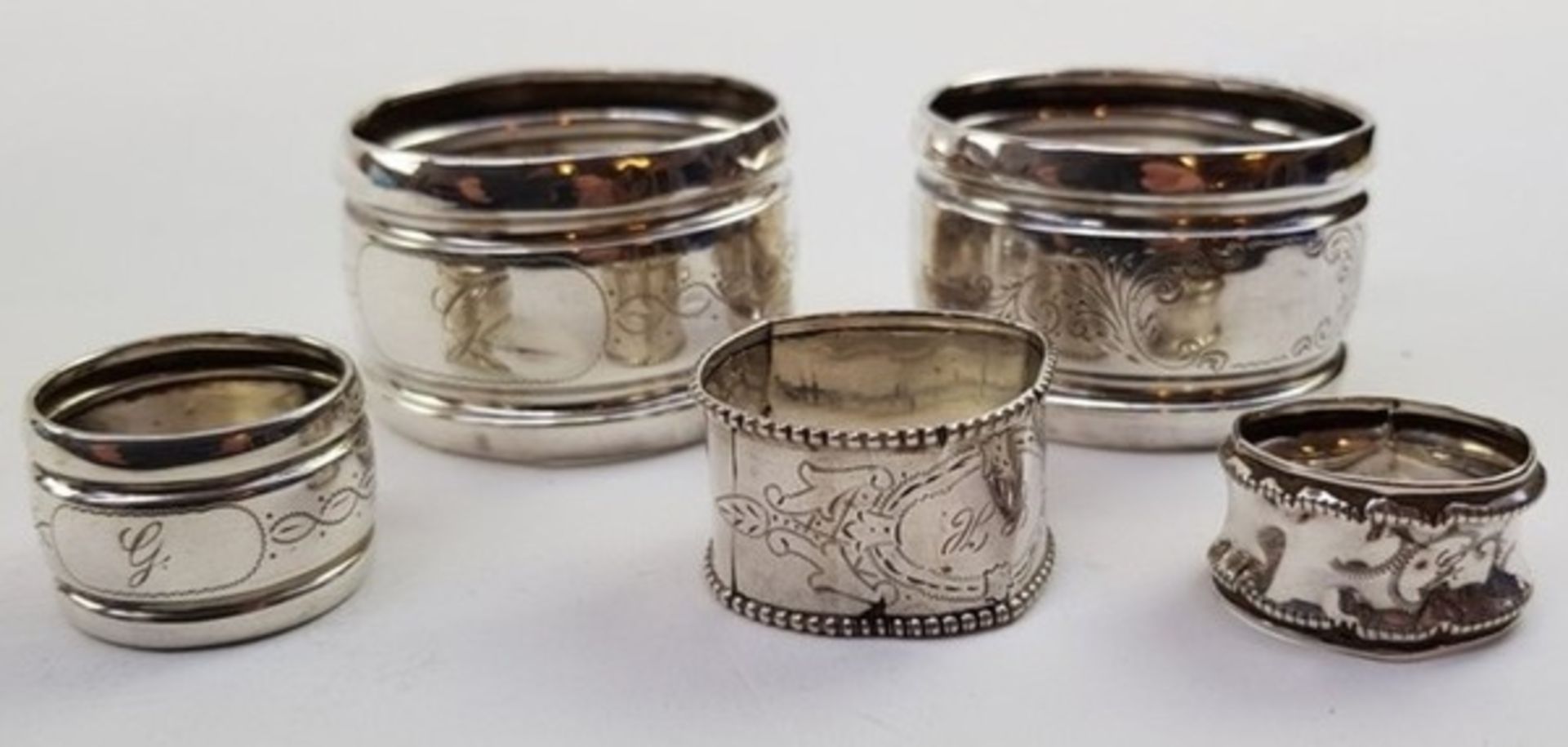 (Curiosa) Zilver, 2 servetringen + 3 vingerdoek ringen 19/ 20e eeuw.Zilver, 2 servetringen + 3