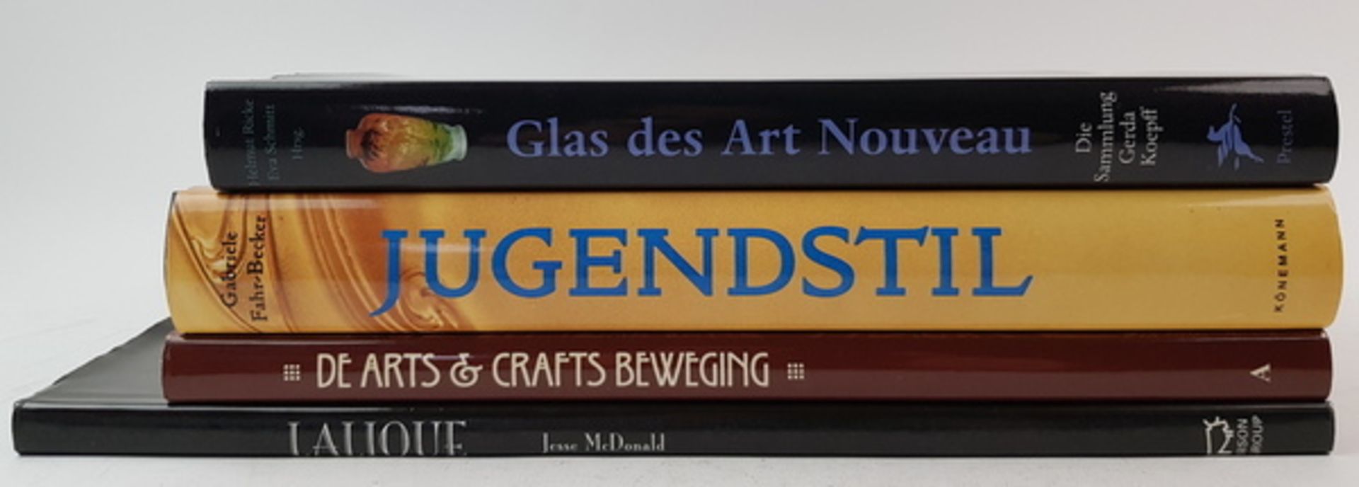 (Boeken) (Kunst) Een lot Art NouveauEen lot van 4 boeken over Art Nouveau, waaronder een boek over