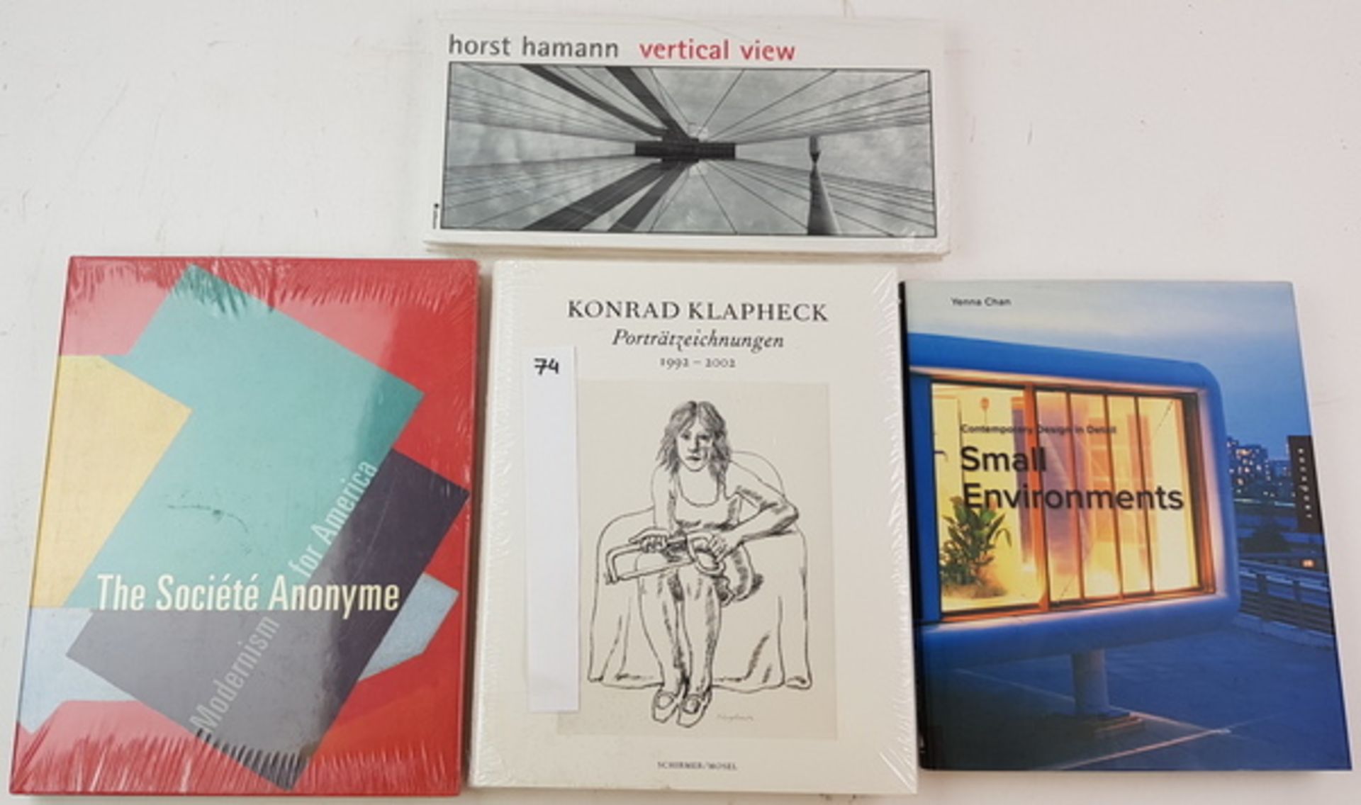 (Boeken) (Kunst) Een lot van 4 boeken over toegepaste kunst en designEen lot van 4 boeken over