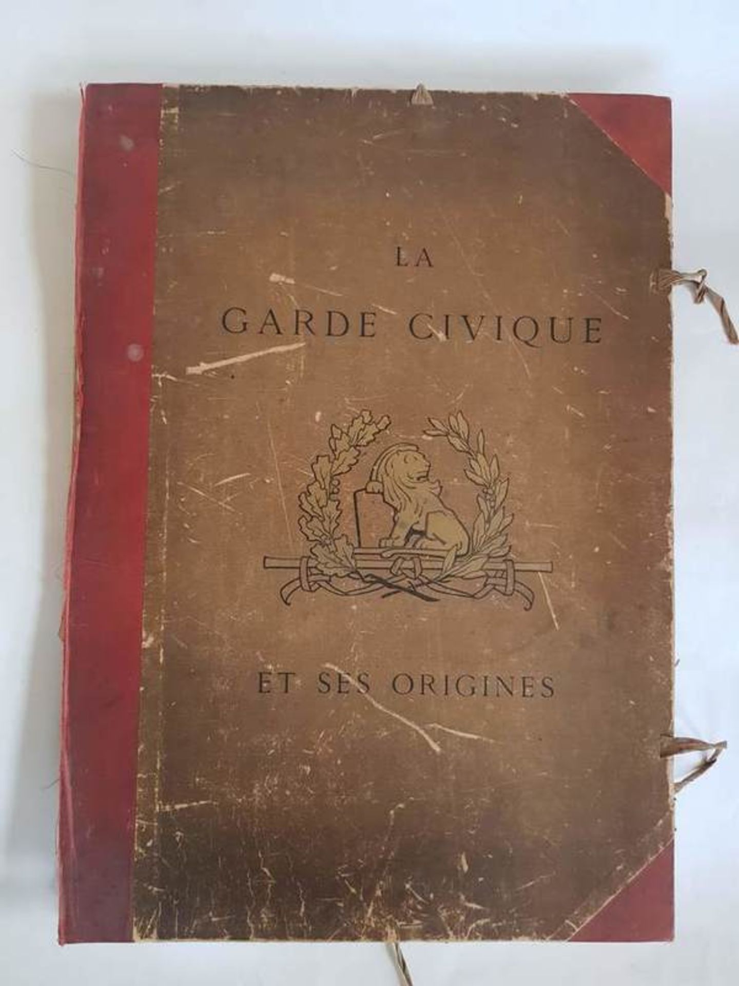 (Boeken) (Boeken) La Garde CiviqueEt ses origines, Map met prenten van soldaten te paard. (Map besch