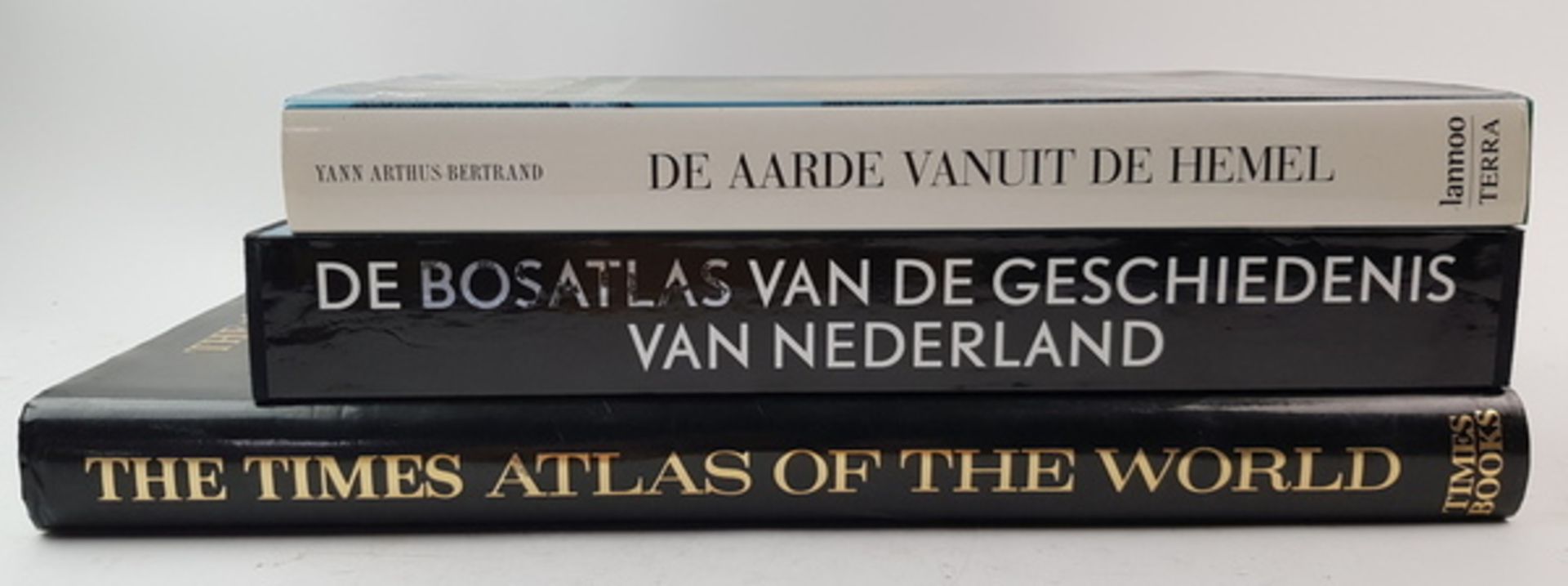 (Boeken) (Atlassen) een lotEen lot van 3 atlassen: (1) De Bosatlas van de Geschiedenis van