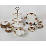 (Curiosa) Gebakservies met thee-en koffiekopjes Royal Albert Old Country Roses, tweede helft 20e