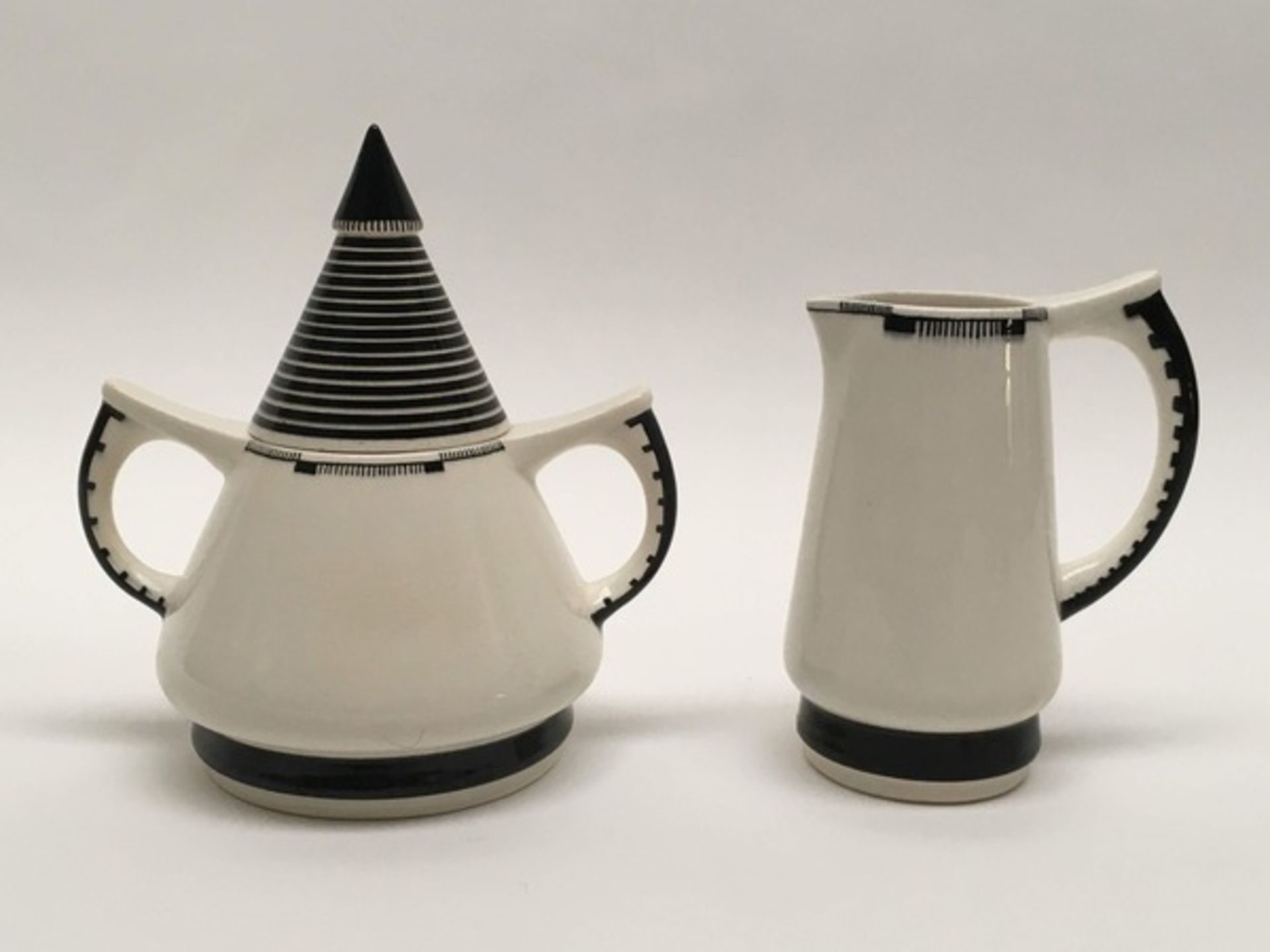 (Kunst) Suikerpot en melkkan Chris van der Hoef 1926Wit geglazuurd aardewerk suikerpot met deksel en