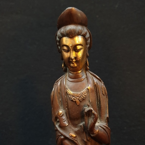 (Aziatica) Bronzen beeld van Guanyin, China, midden 20e eeuwBronzen beeld van Guanyin, China, midden - Image 6 of 8