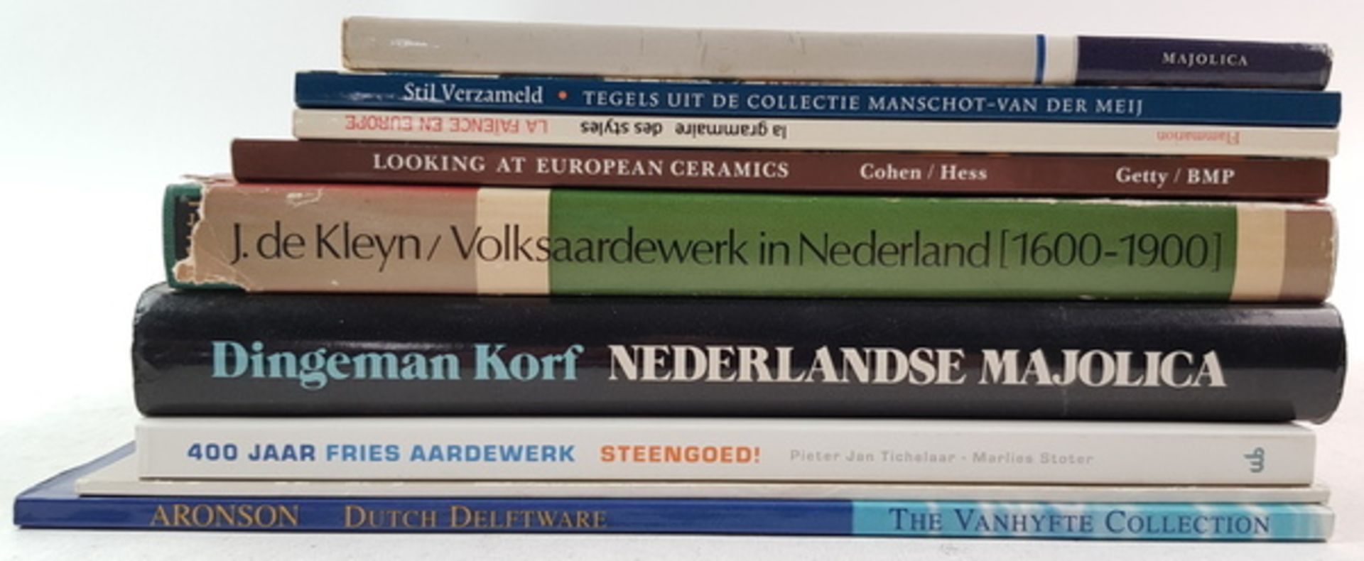 (Boeken) (Kunst) een lot over keramiekEen lot boeken over keramiek, waaronder majolica. Onder meer