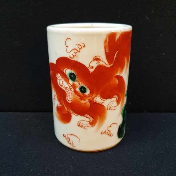 (Aziatica) Porseleinen penselenpot met Foo dog decoratie en gedicht, China, ca. 1930Porseleinen