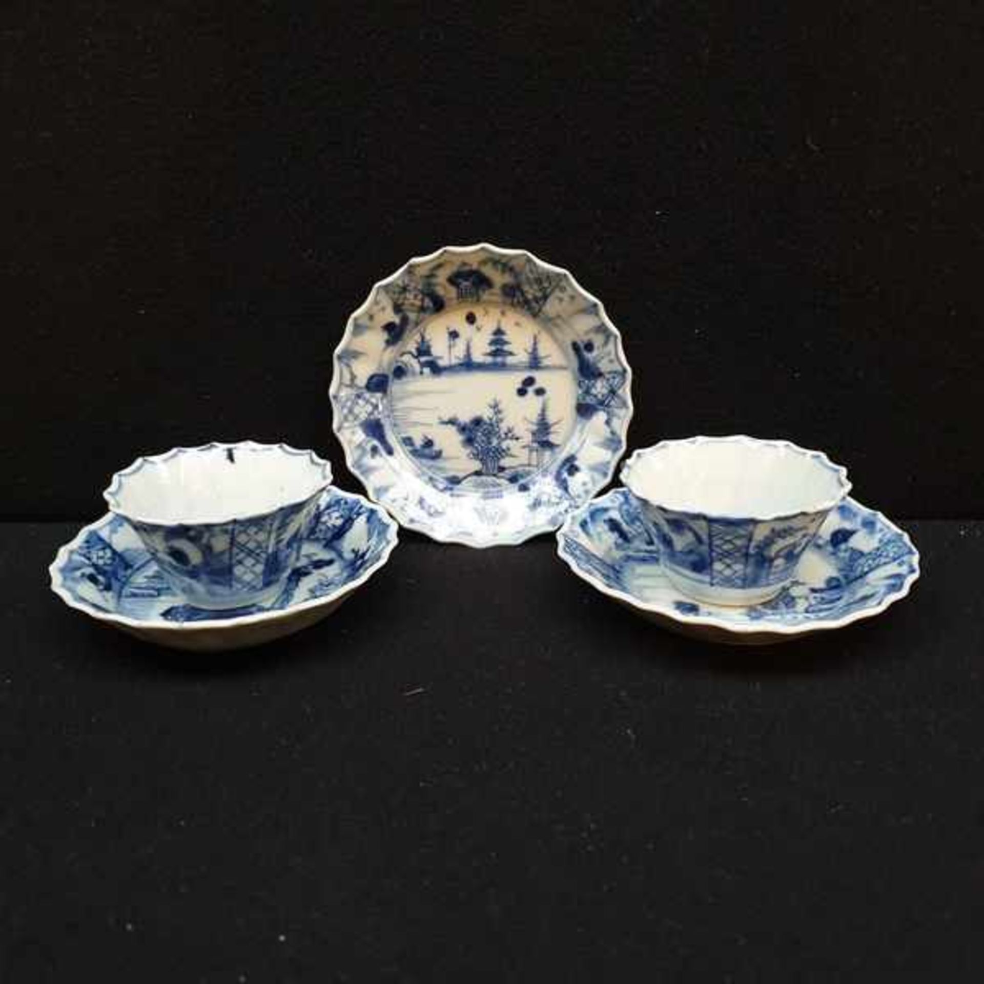 (Aziatica) Porselein, twee theekommen en drie schotels met decor van vissers, China, ca. 1720,