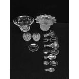 (Curiosa) Kristal/glas, lot van 12 stuks waaronder 7 karaf/fles stoppen, 19/20e eeuw.Kristal/glas,