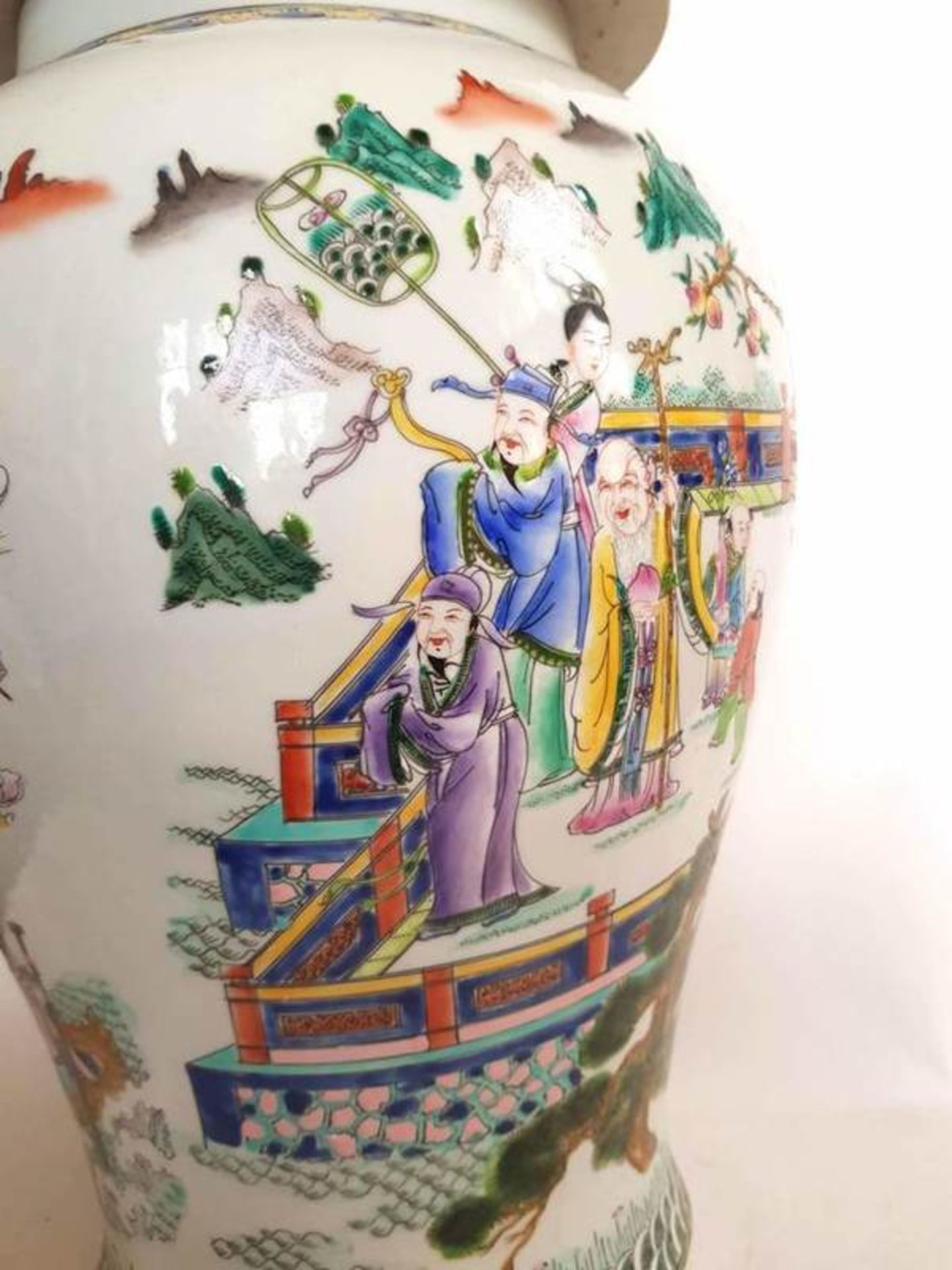 (Aziatica) Porseleinen dekselpotten China 20e/21e eeuwDekselpotten met decoratie van figuren. - Bild 10 aus 11