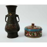 (Curiosa) Vaas en trommel cloisonnÌ©CloisonnÌ© vaas en trommel eerste helft 20e eeuw Conditie: