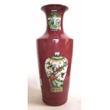 (Aziatica) Porselein vaas China eind 20e eeuwVaas met bordeaux rood fond met decoratie van vazen.