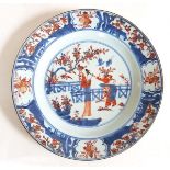(Aziatica) Porseleinen bord Kangxi China 18e eeuwImari decor van dame in tuin met hekwerk en 2