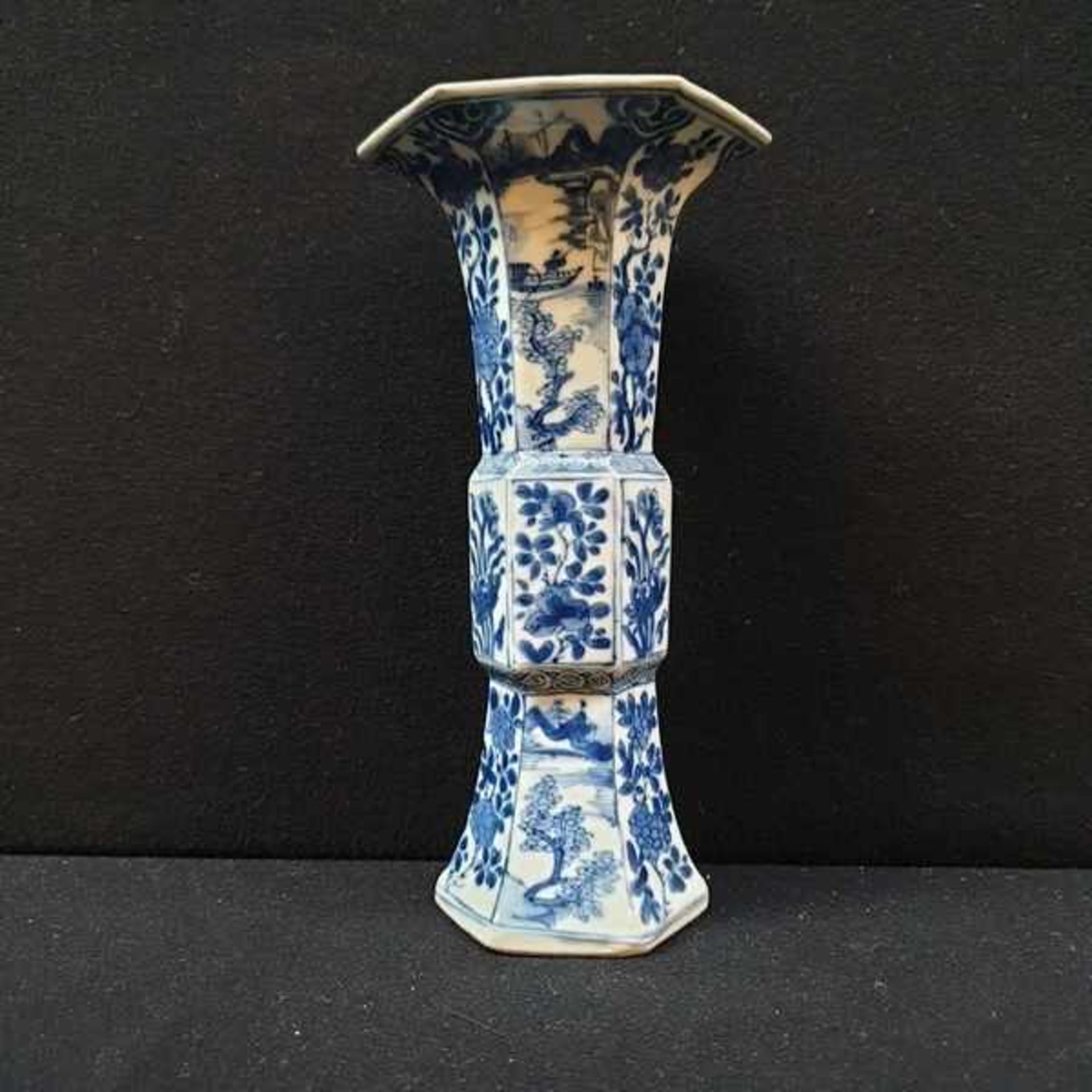 (Aziatica) Porseleinen vaas, octagonaal model, met florale decoratie, China, ca. 1700, Kangxi - Bild 2 aus 8