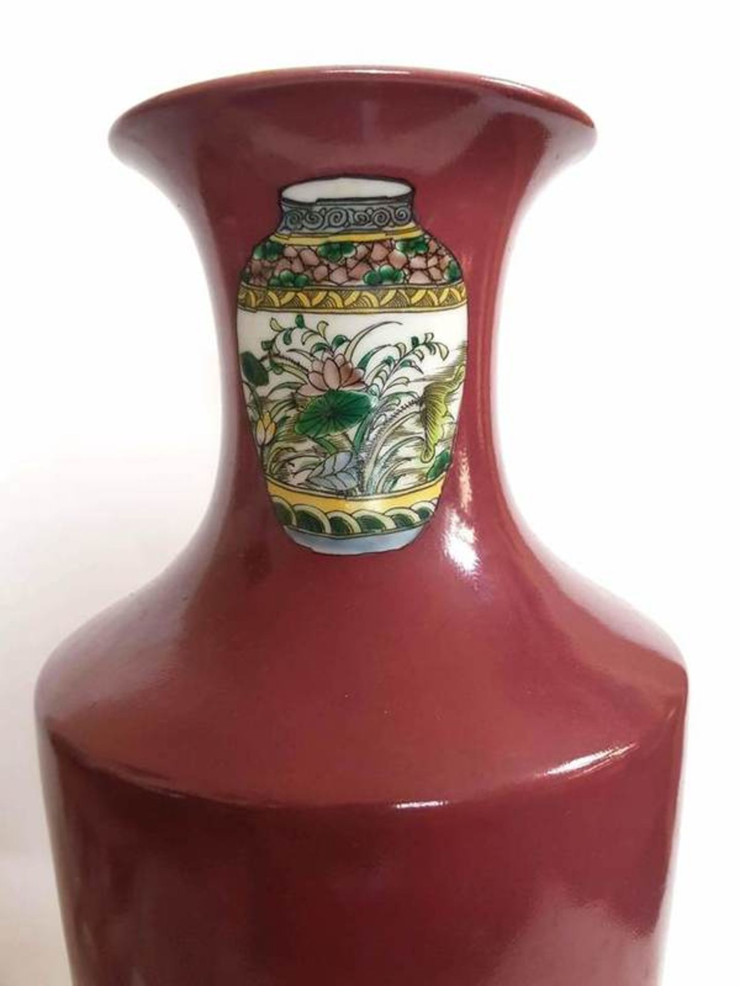 (Aziatica) Porselein vaas China eind 20e eeuwVaas met bordeaux rood fond met decoratie van vazen. - Bild 4 aus 7