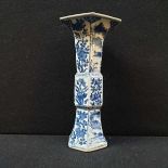 (Aziatica) Porseleinen vaas, octagonaal model, met florale decoratie, China, ca. 1700, Kangxi