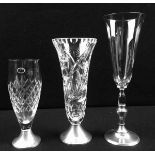 (Curiosa) Kristal, drie flutes / glazen met zilveren voet, midden 20e eeuwKristal, drie flutes /