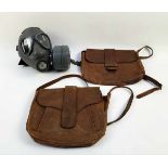 (Curiosa) Metalen gasmasker en leren tassen, Europa, 20e eeuwMetalen gasmasker en leren tassen,