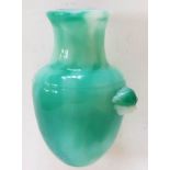 (Aziatica) Peking glazen vaasje China 20e eeuwGroen gekleurd peking glazen amphoor vormig vaasje