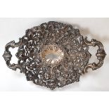 (zilver) Zilveren schaal, 19e eeuwMet opengewerkte florale motieven en 2 handvatten. Conditie: