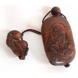 (Aziatica) Houten inro met netsuke China 20e eeuw2 compartimenten met decoratie van figuur en flora,