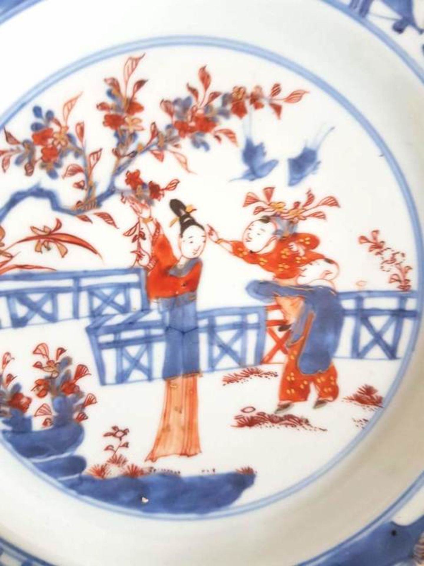 (Aziatica) Porseleinen bord Kangxi China 18e eeuwImari decor van dame in tuin met hekwerk en 2 - Bild 2 aus 6
