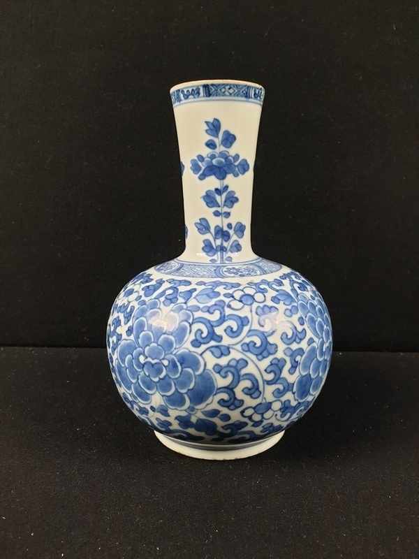 (Aziatica) Porseleinen vaas met floraal decor, China, ca. 1680, Kangxi periodePorseleinen vaas met - Image 9 of 9