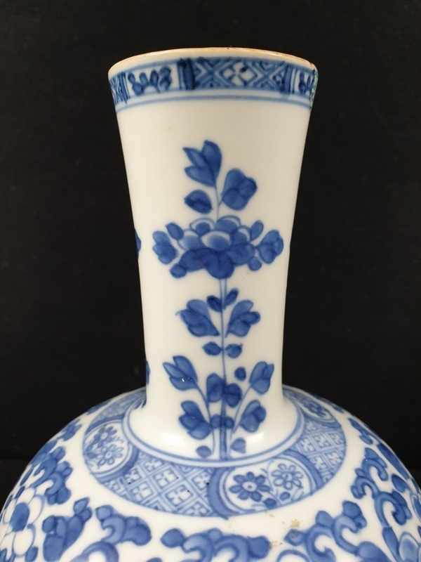 (Aziatica) Porseleinen vaas met floraal decor, China, ca. 1680, Kangxi periodePorseleinen vaas met - Image 8 of 9