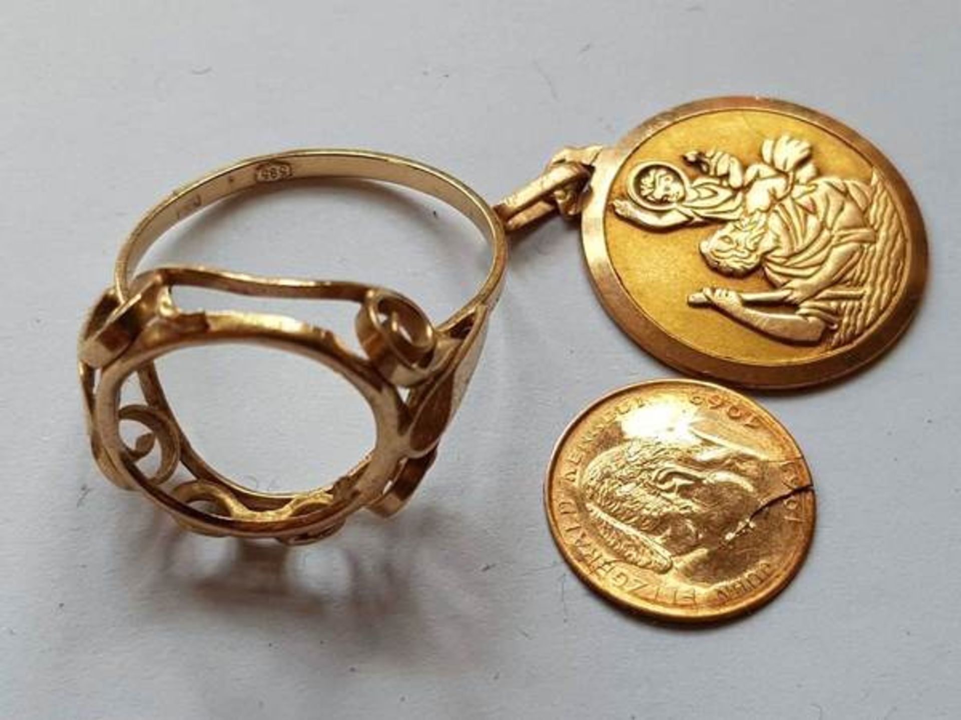 (antiek) Goud Ring hanger en muntKennedy munt (scheurtje) een 14 karaats gouden ring en een
