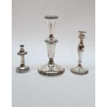 (Curiosa) Zilver, Lot van 3 stuks kandelaars. 1e helft 20e eeuw.Zilver, Lot van 3 stuks