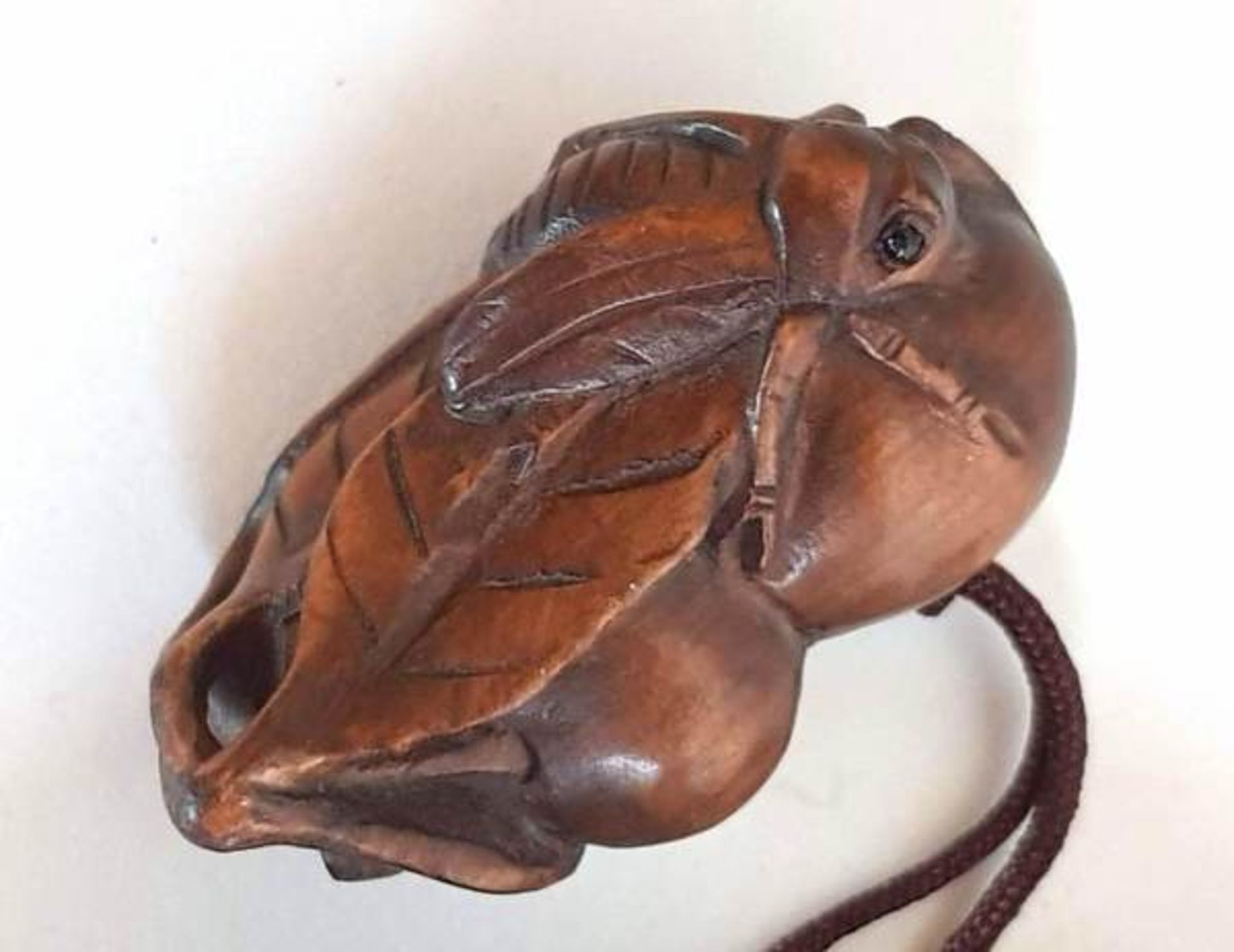 (Aziatica) Houten inro met netsuke China 20e eeuw2 compartimenten met decoratie van figuur en flora, - Bild 6 aus 6