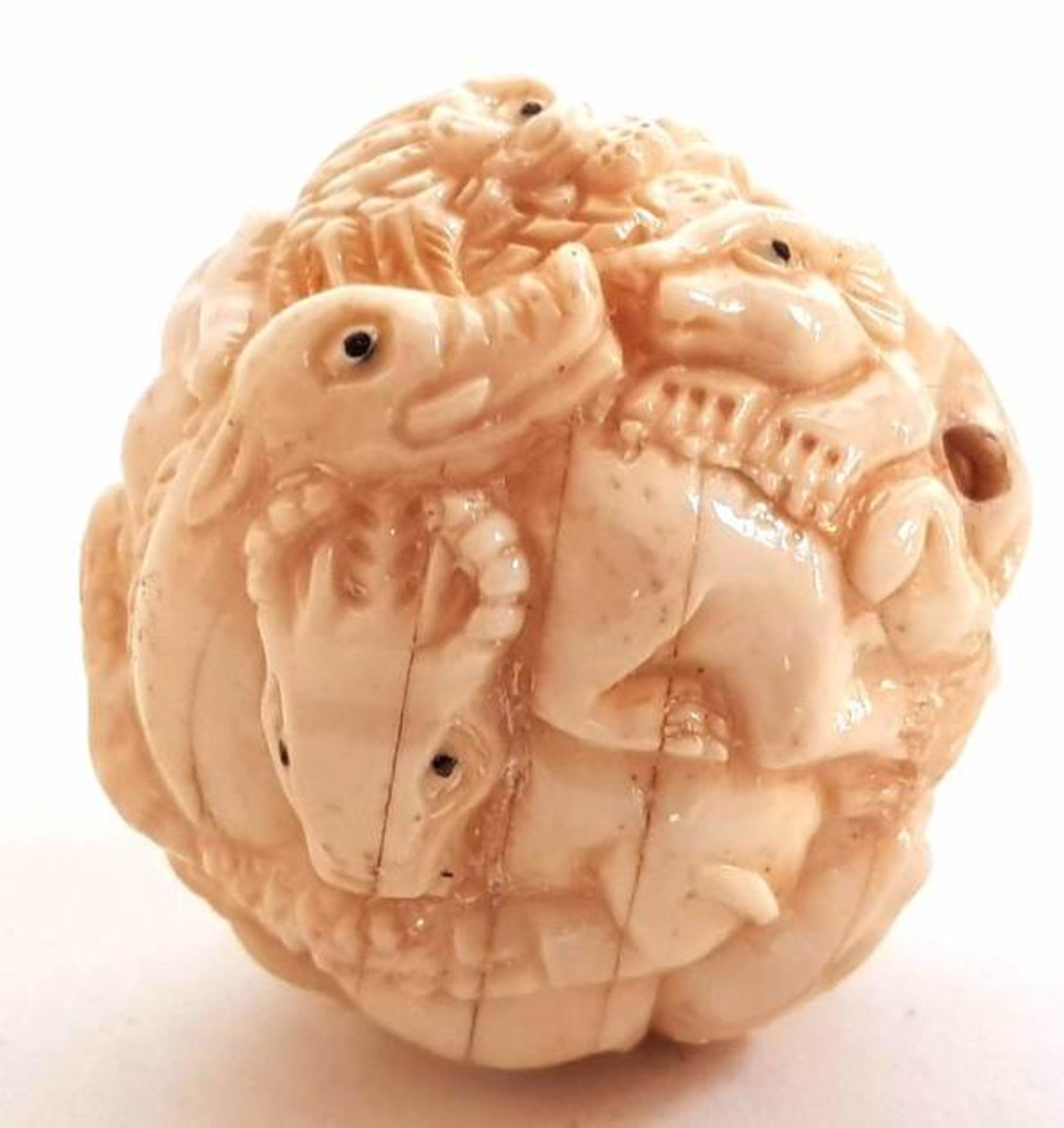 (Aziatica) Benen netsuke bol China 20e eeuwFijn gestoken met alle dieren uit de Chinese